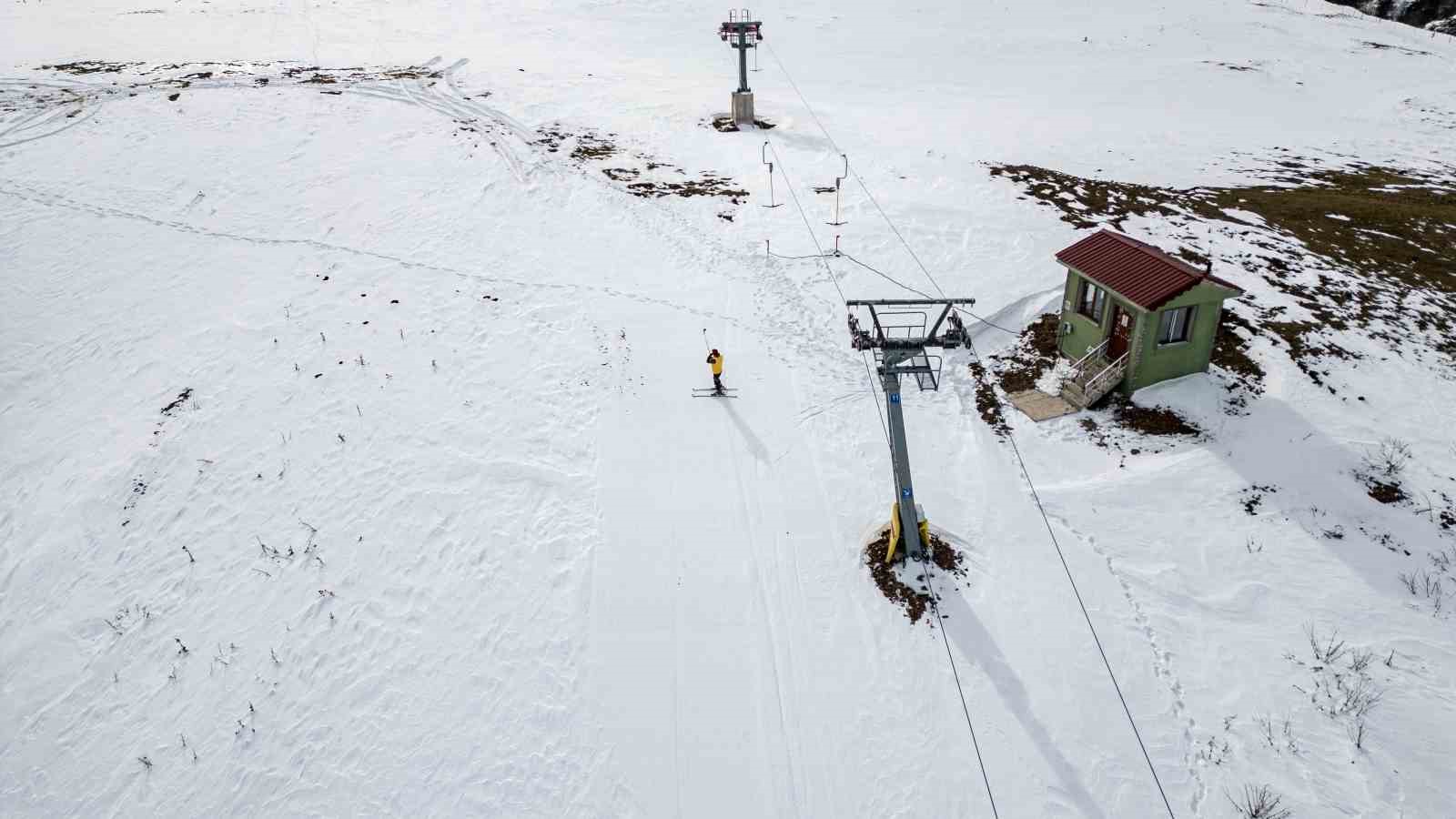 Perşembe Yaylası’nın göz alıcı manzarasında kayak keyfi