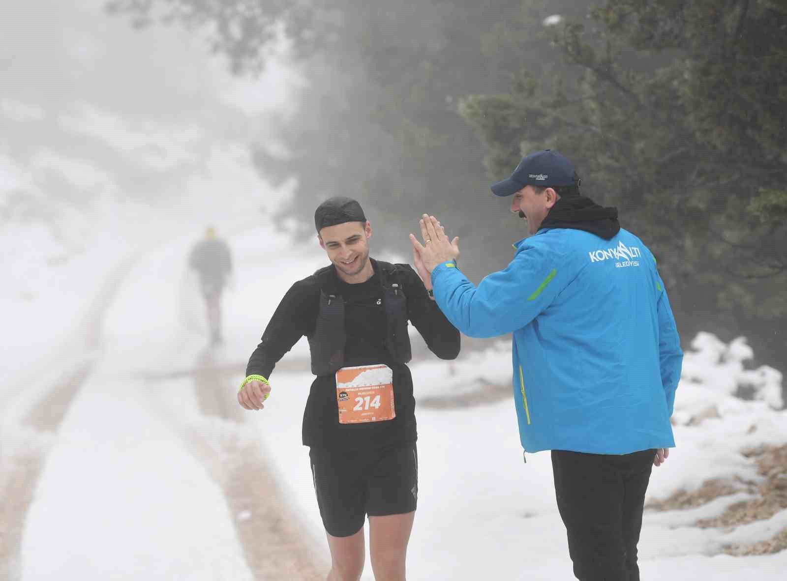 Konyaaltı’nı maviden beyaza koşarak keşfettiler