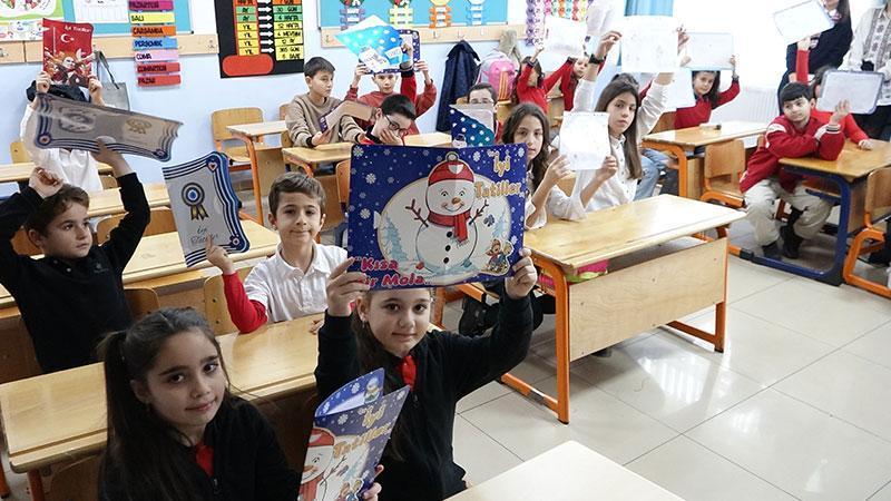 Aynı okulda eğitim gören 10’u da ikiz 20 öğrenci karnelerini aldı