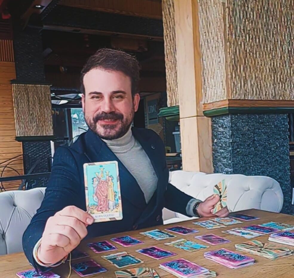 The.BarlasOfficial: Yılın En İyi Tarotçusu Ödülüne Katılmadı!