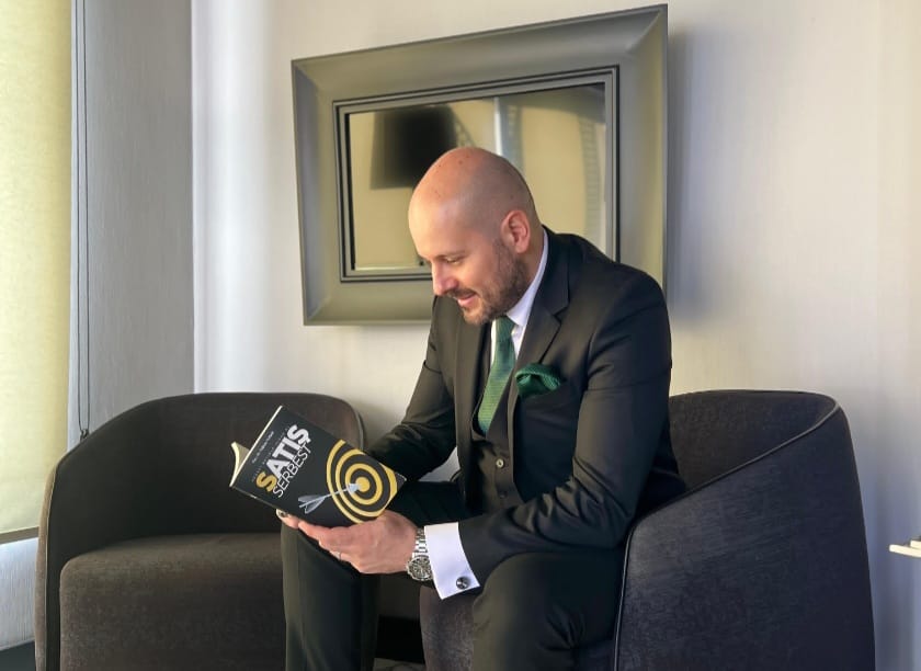 Galaksi Türk’ten, Yazar Doç. Dr. Tuğhan TURAN’a plaket ödülü verildi