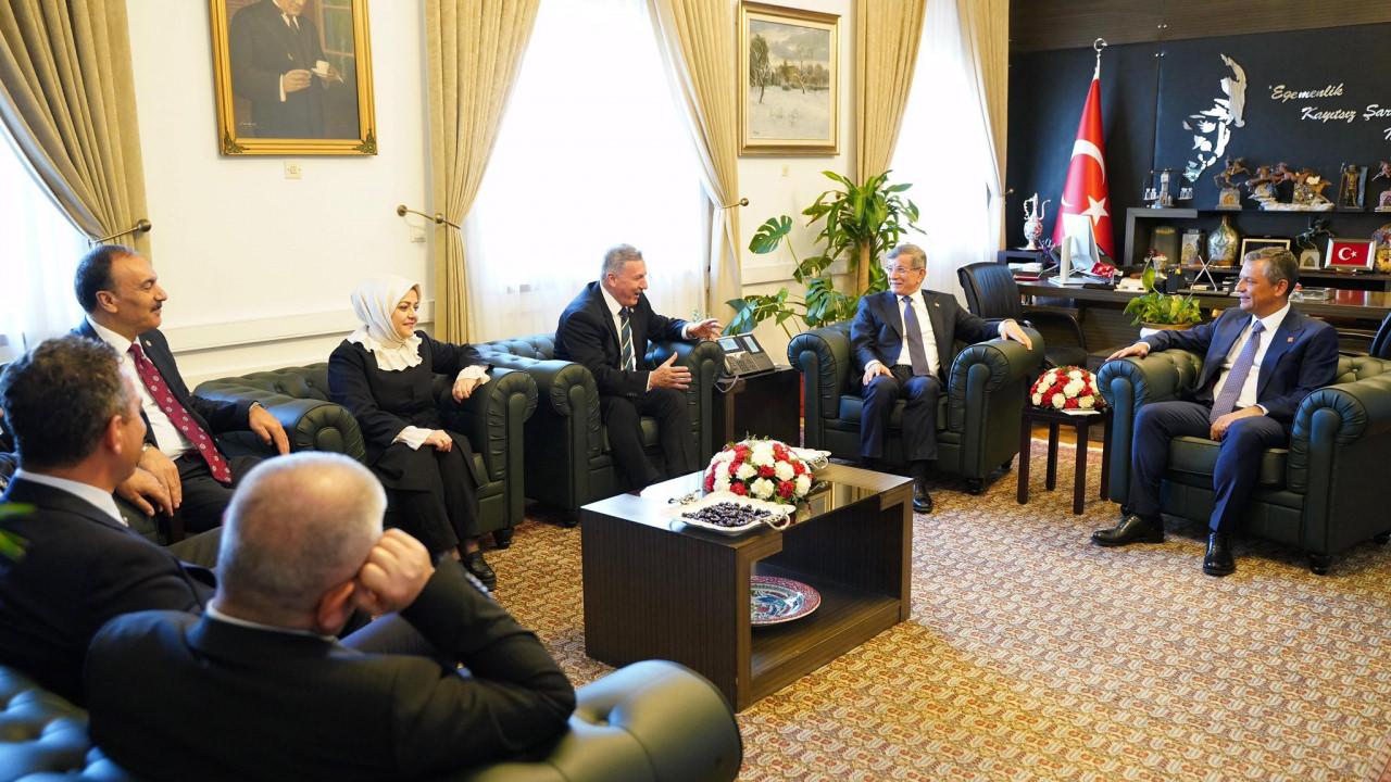 Özgür Özel, Ahmet Davutoğlu ile bir araya geldi