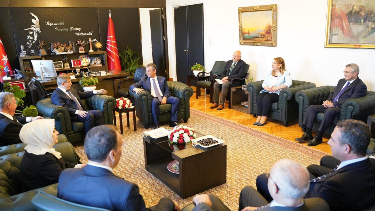 Özgür Özel, Ahmet Davutoğlu ile bir araya geldi