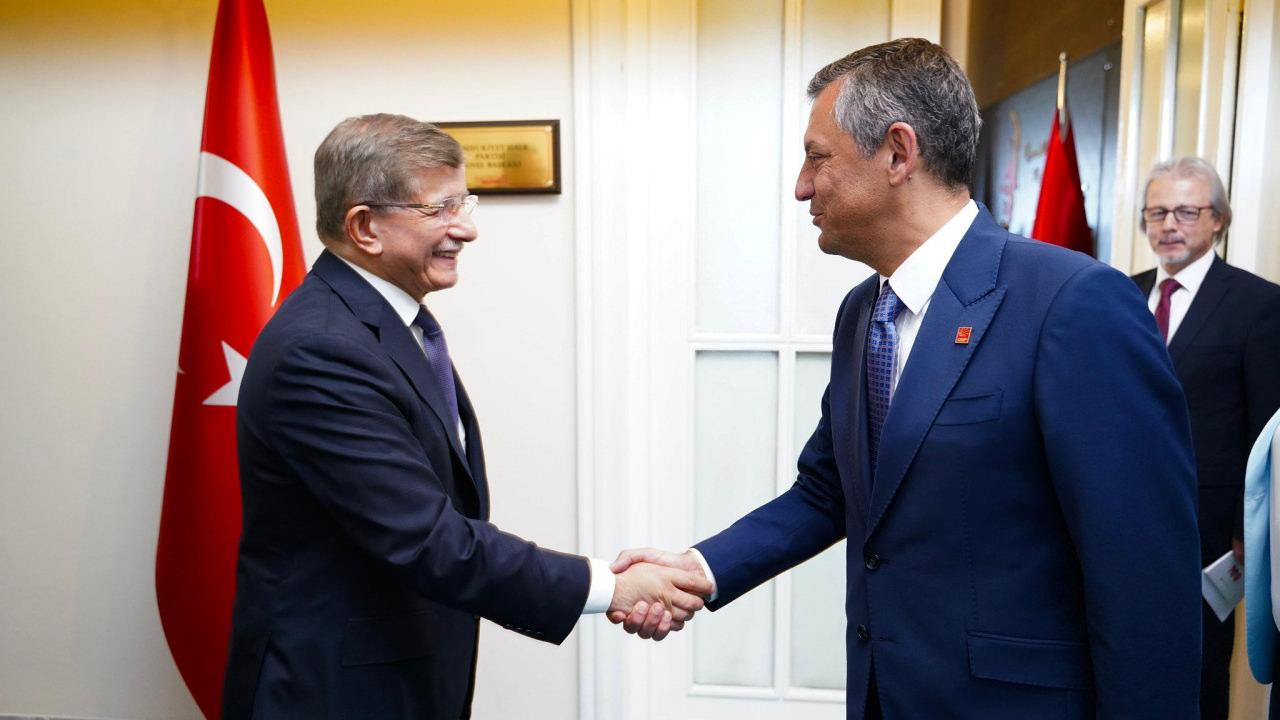 Özgür Özel, Ahmet Davutoğlu ile bir araya geldi
