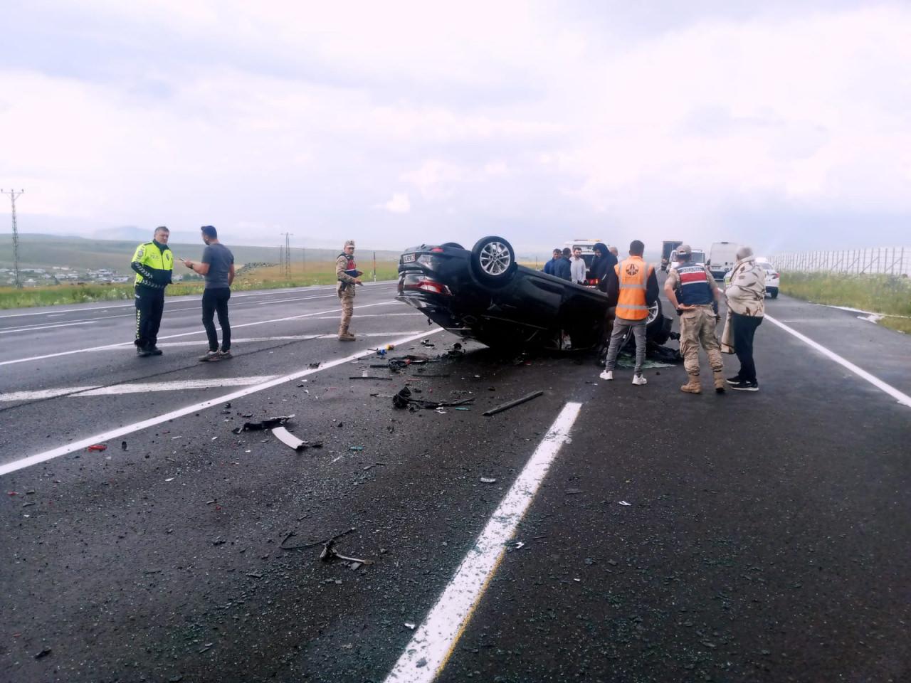 Kars'ta feci kaza! Kamyona çarpan araç takla attı