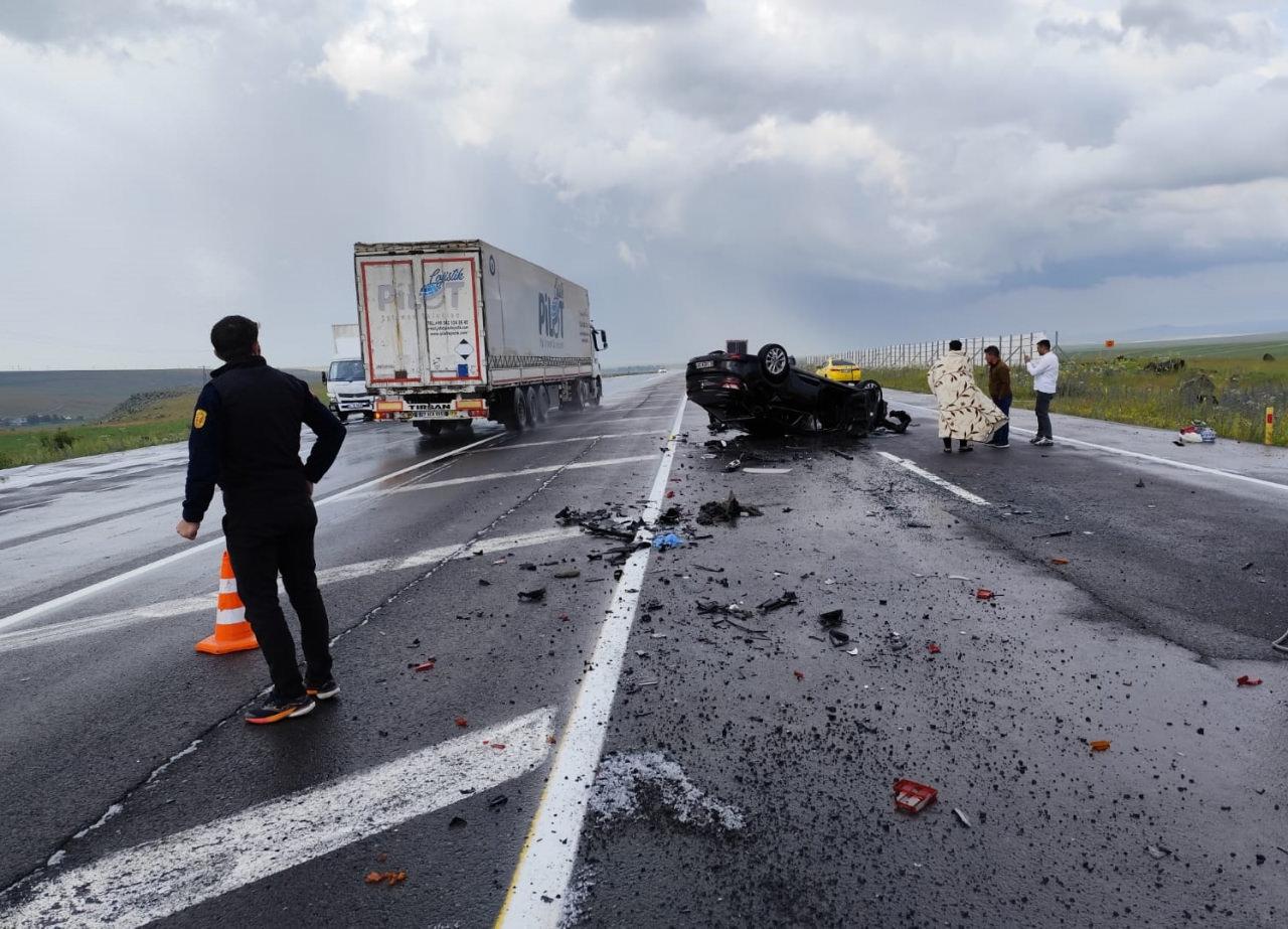Kars'ta feci kaza! Kamyona çarpan araç takla attı