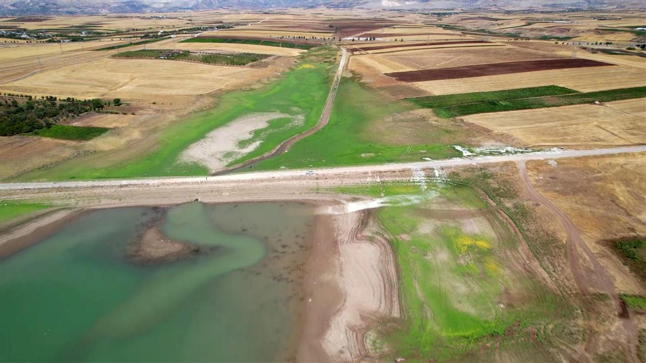 Şoke eden görüntü! Sular çekilince karayolu ortaya çıktı