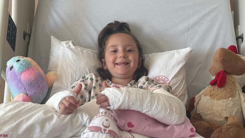 Fransa’da iki kolu kırılan Doğa, Türkiye’de tedavi edildi