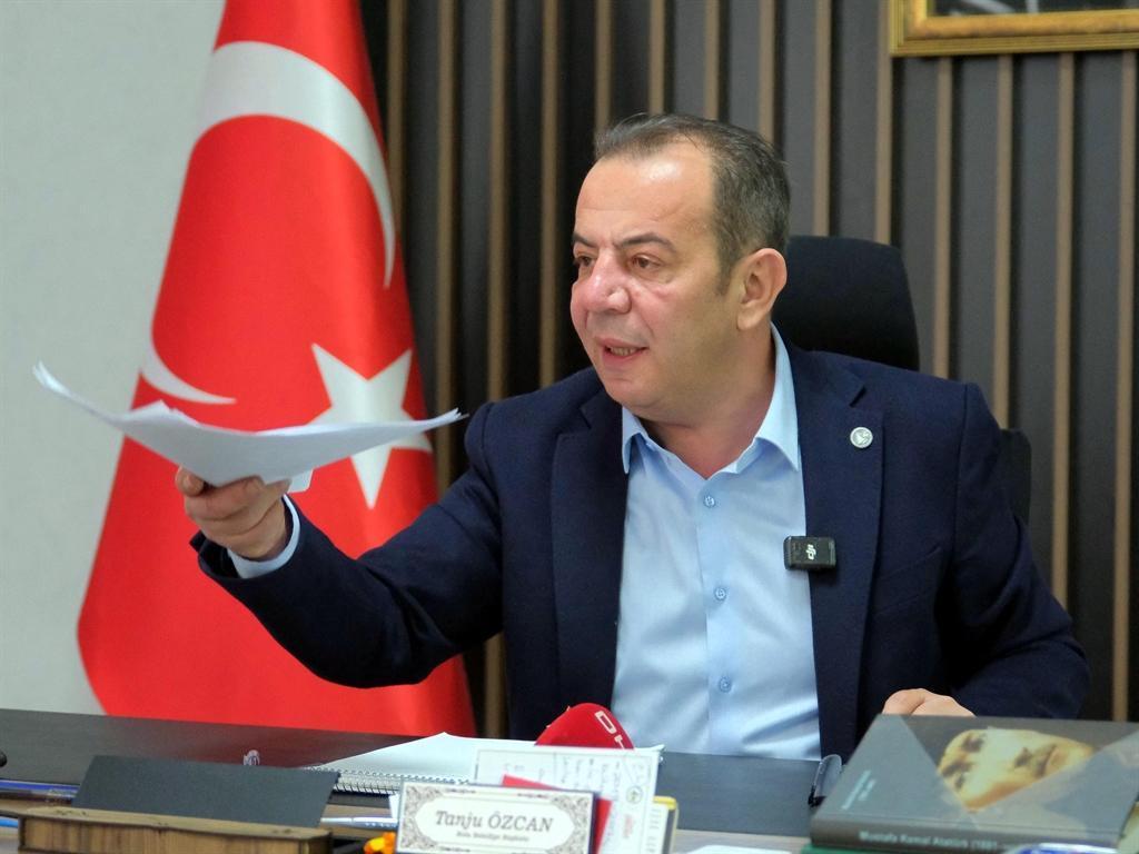 Tanju Özcan’a, Suriyeli sığınmacılara yönelik eylemleri nedeniyle yurtdışına çıkış yasağı