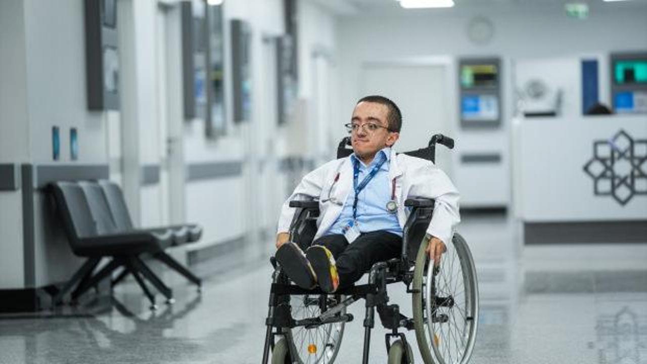 Cam kemik hastalığıyla büyüyen Hamza “doktorluk” hayalini gerçeğe dönüştürdü