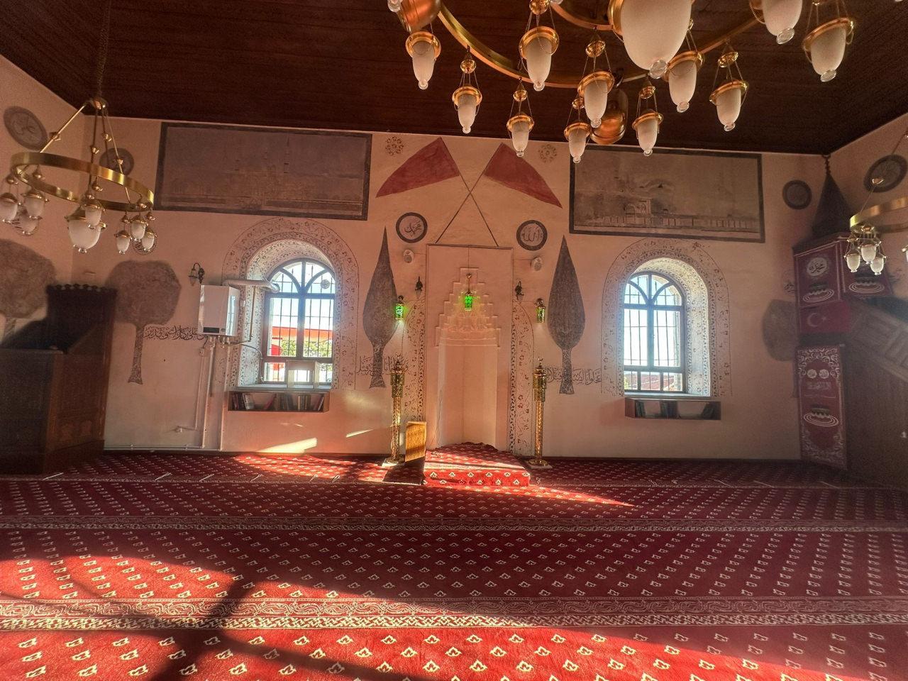 139 yıllık camide şaşırtan manzara: Kıble duvarına yerleştirdiler!