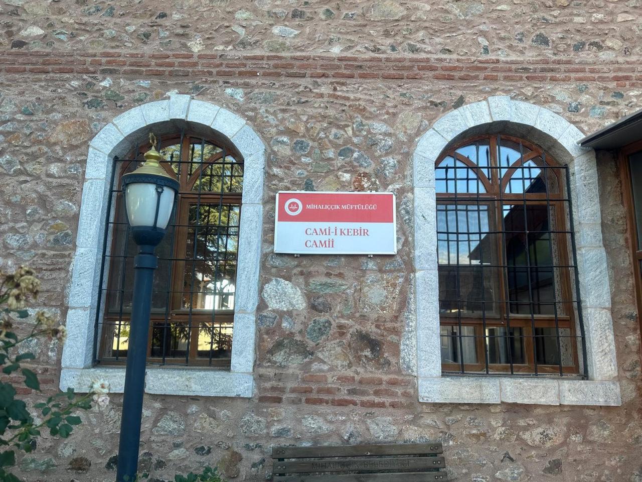 139 yıllık camide şaşırtan manzara: Kıble duvarına yerleştirdiler!