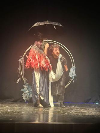 95 madalyalı Hamit, engelleri havuzda ve tiyatro sahnesinde aştı