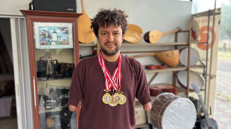 95 madalyalı Hamit, engelleri havuzda ve tiyatro sahnesinde aştı