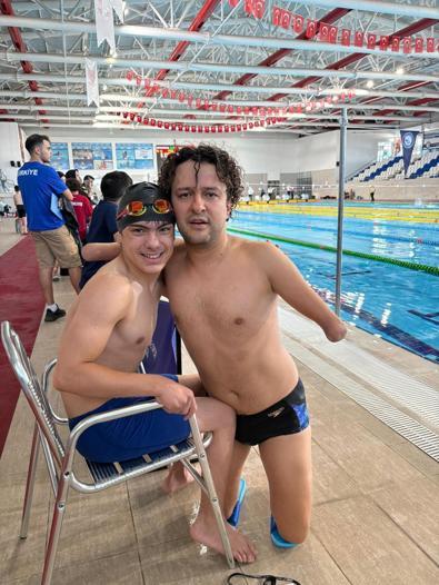 95 madalyalı Hamit, engelleri havuzda ve tiyatro sahnesinde aştı