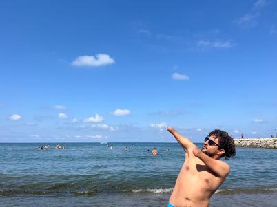 95 madalyalı Hamit, engelleri havuzda ve tiyatro sahnesinde aştı