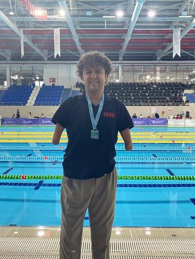 95 madalyalı Hamit, engelleri havuzda ve tiyatro sahnesinde aştı