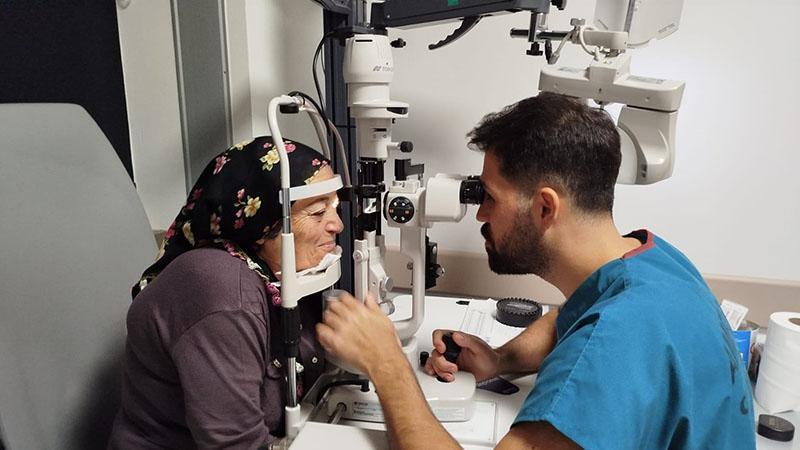 55 yıl önce görme yetisi kaybolan sağ gözü ameliyatla görmeye başladı