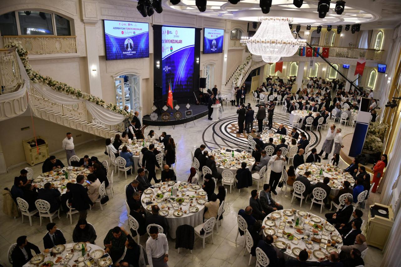 Azerbaycanlı Türkiye mezunlarından Bakü buluşması