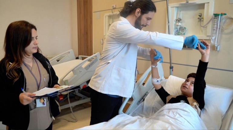 Belindeki tümör nedeniyle felç riski bulunan Bünyamin, sağlığına kavuştu