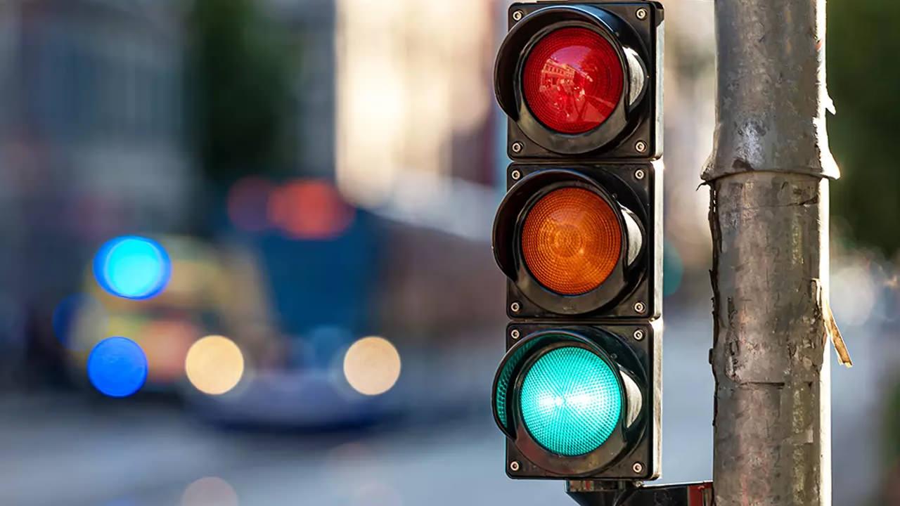 Trafik ışıklarına çok şaşıracağınız yeni bir renk katılıyor! Anlamı...