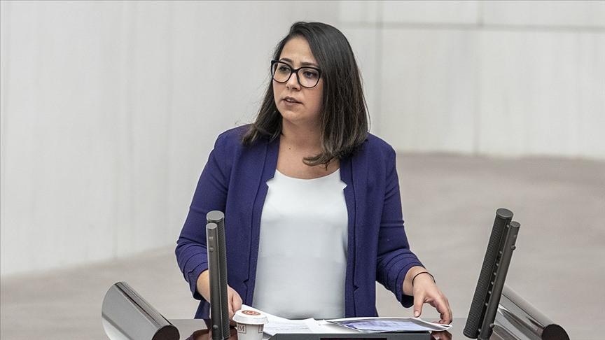 Burcu Köksal'dan TİP'li Kadıgil'e sert tepki: Aldatıldın öyle mi?