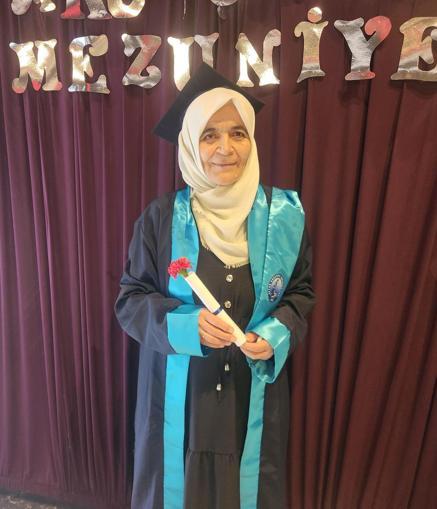 65 yaşında üniversiteden mezuniyet sevinci yaşadı