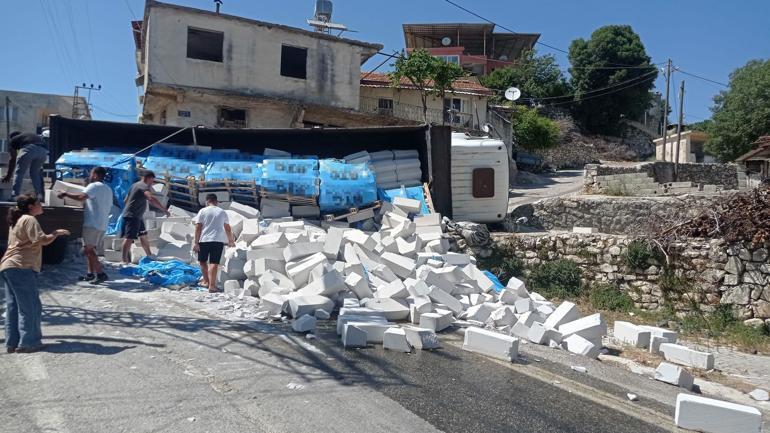 Hatay'da inşaat malzemesi yüklü kamyonun devrilme anı kamerada