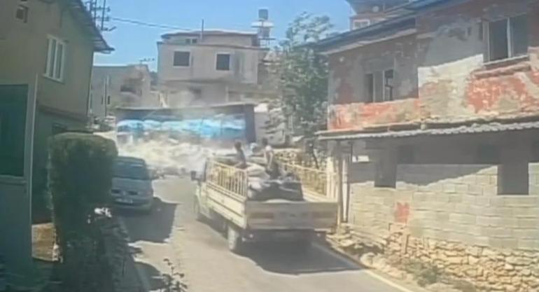 Hatay'da inşaat malzemesi yüklü kamyonun devrilme anı kamerada