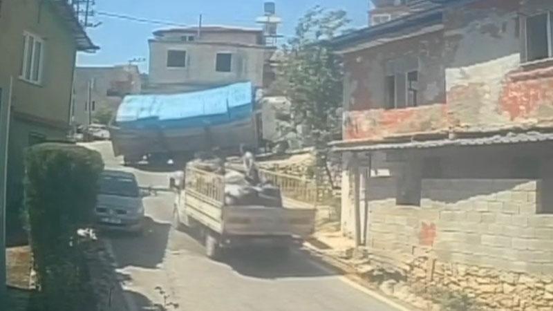 Hatay’da inşaat malzemesi yüklü kamyonun devrilme anı kamerada