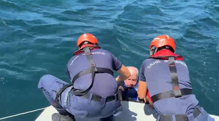 Teknesi alabora olan kişiyi Sahil Güvenlik ekipleri kurtardı