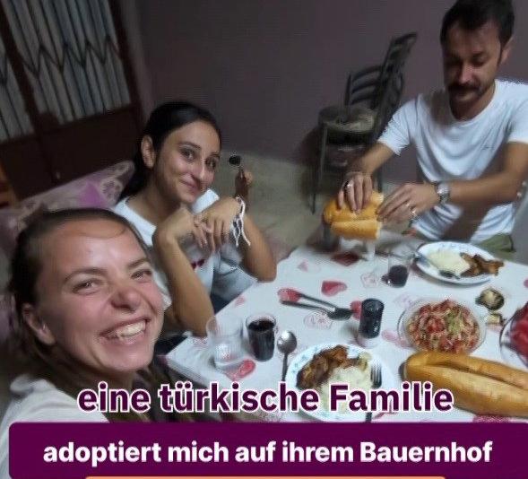 Sivas’ta aracı bozuldu, 11 gün bir aileye misafir oldu! Alman gezgin ayrılırken ağladı