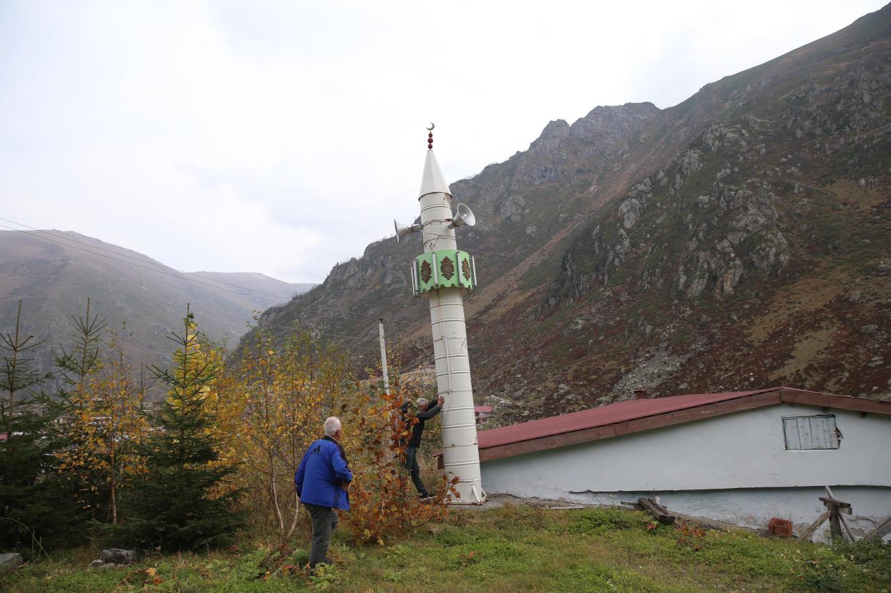 Rize’de 7 metrelik minareyi “kış uykusuna” yatırıyorlar! Görenler şaşkın